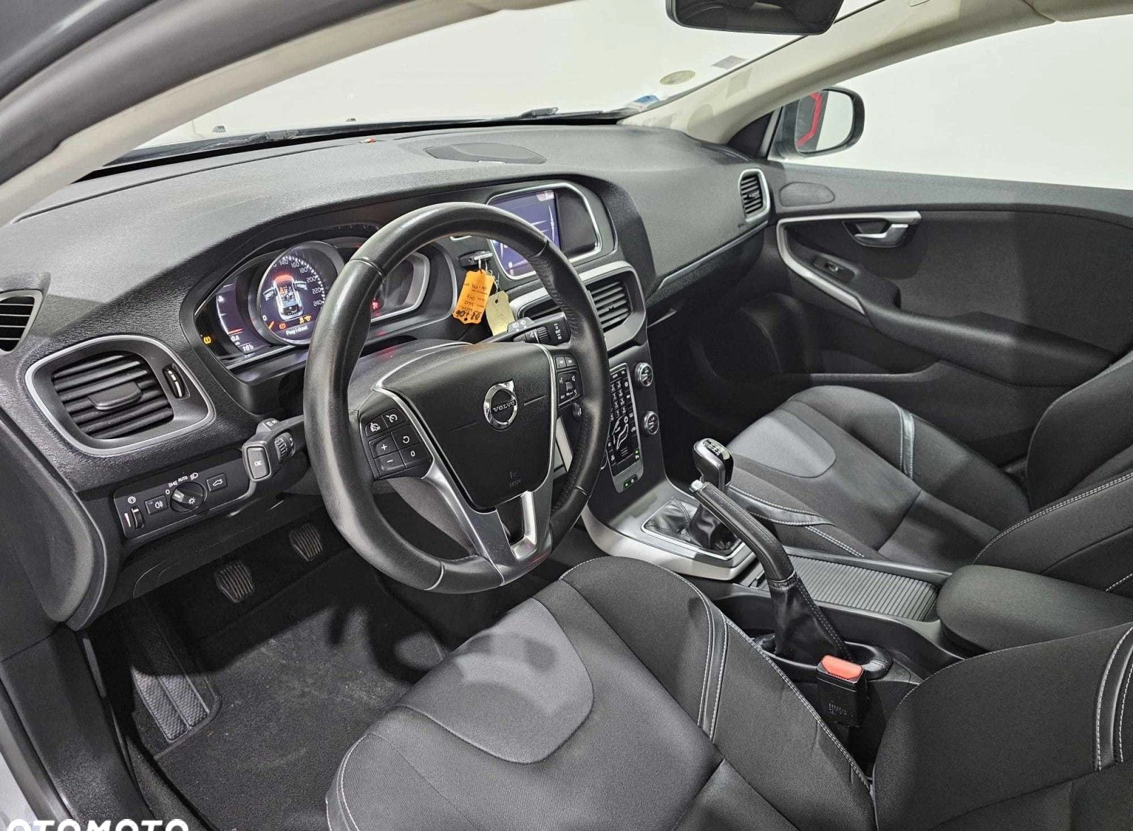 Volvo V40 cena 35700 przebieg: 143829, rok produkcji 2018 z Dobrodzień małe 154